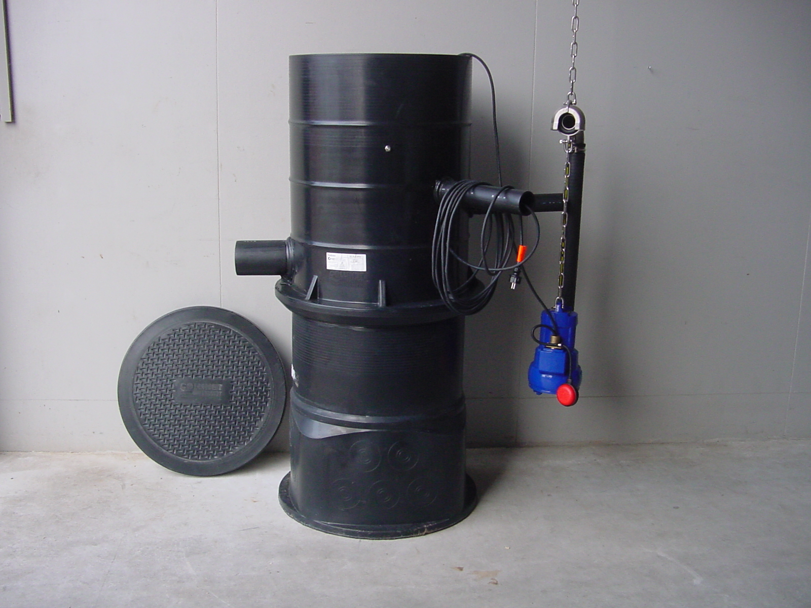 PE pompput Ø600x1600 met deksel, bovenwaterkoppeling en gietijzeren balkkeerklep